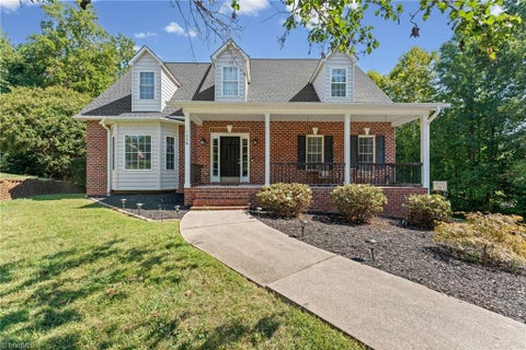 Homes For Sale - 105 Meadowcrest Court<br/> Clemmons, NC 27012