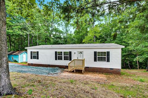 Homes For Sale - 2140 Poole Town Road<br/> Randolph County, Asheboro, NC 27205