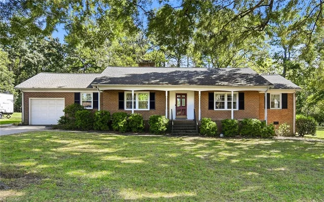 707 Fairidge Drive, photo 2 of 28