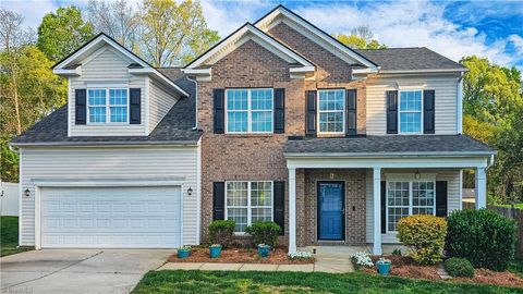 Homes For Sale - 4072 Fountain Grove Drive<br/> High Point, NC 27265