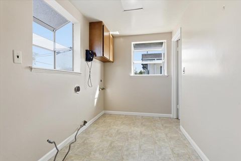 Tiny photo for 940 37th, OAKLAND, CA 94608 (MLS # ML82029242)