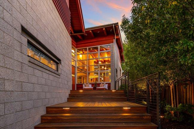 436 Lakeview Way