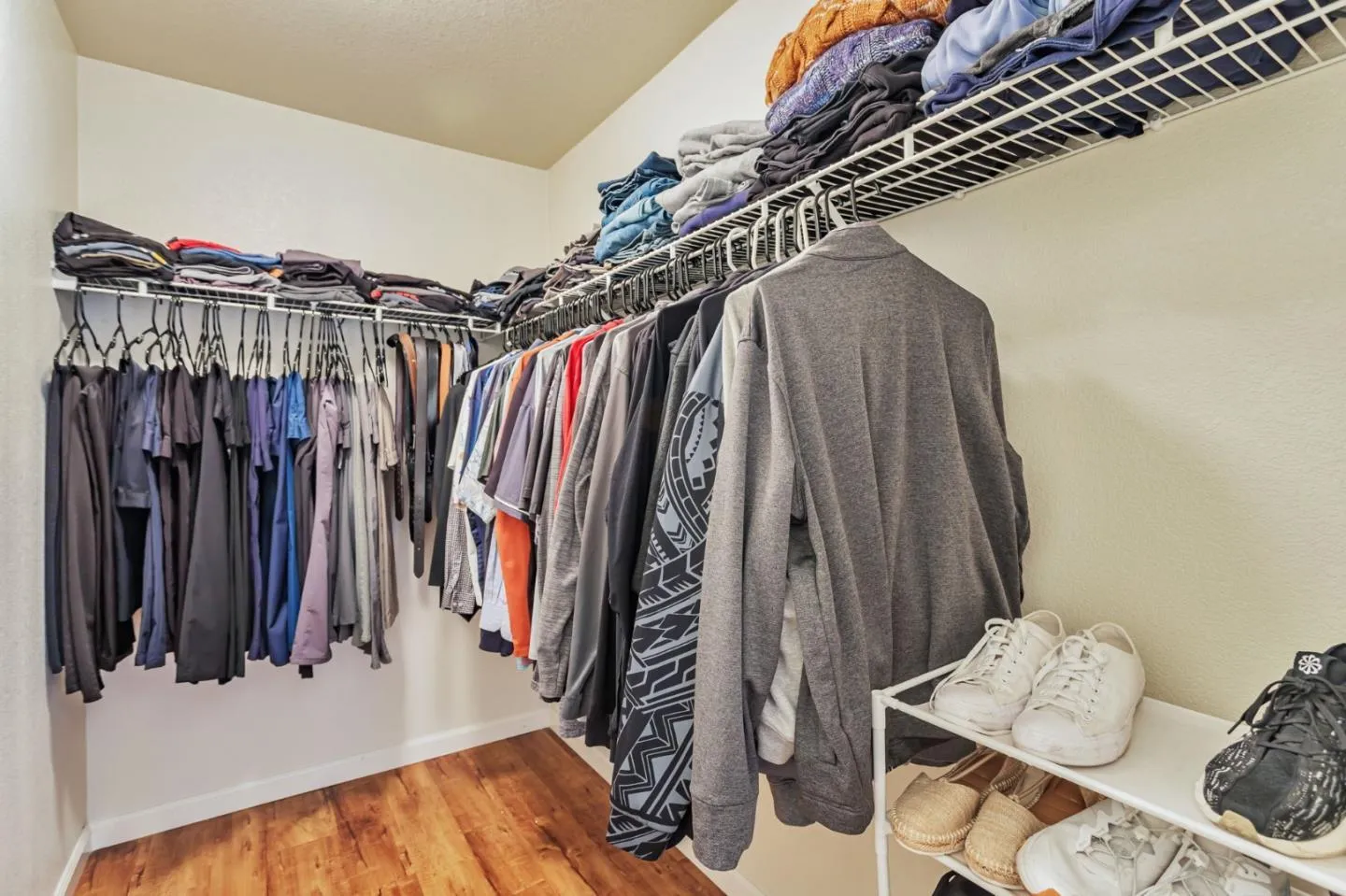 Hollister, California 95023, United States, 4 Bedrooms Bedrooms, ,3 BathroomsBathrooms,Residential,Active,207247