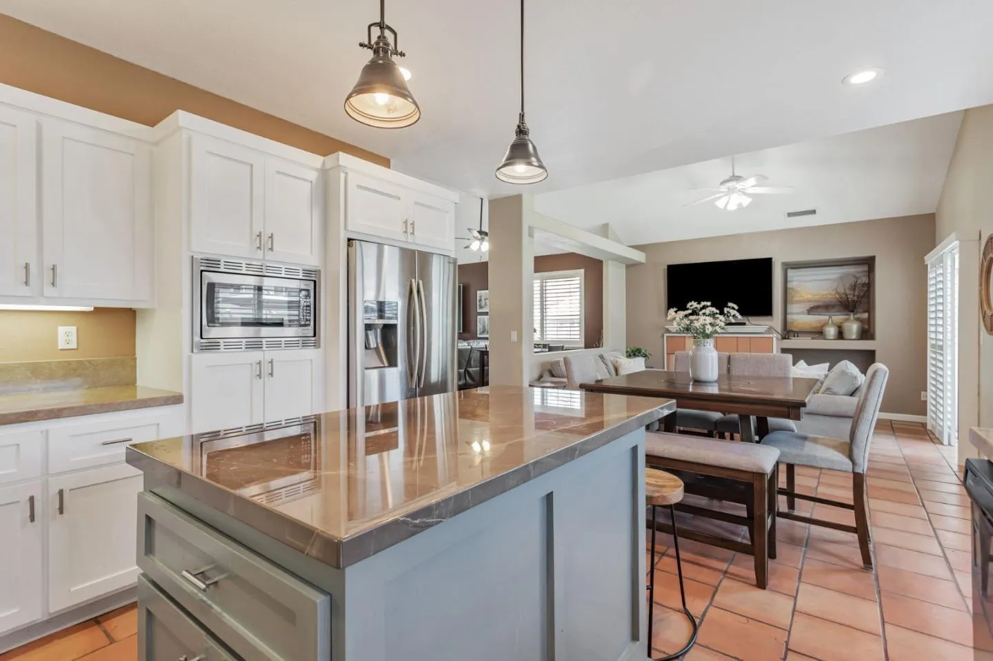 Hollister, California 95023, United States, 4 Bedrooms Bedrooms, ,3 BathroomsBathrooms,Residential,Active,207247