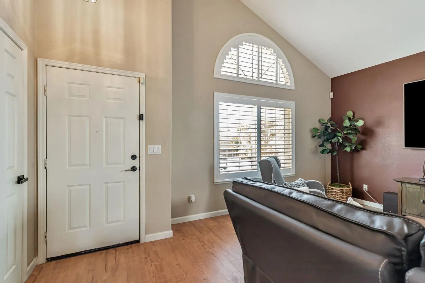 Hollister, California 95023, United States, 4 Bedrooms Bedrooms, ,3 BathroomsBathrooms,Residential,Active,207247