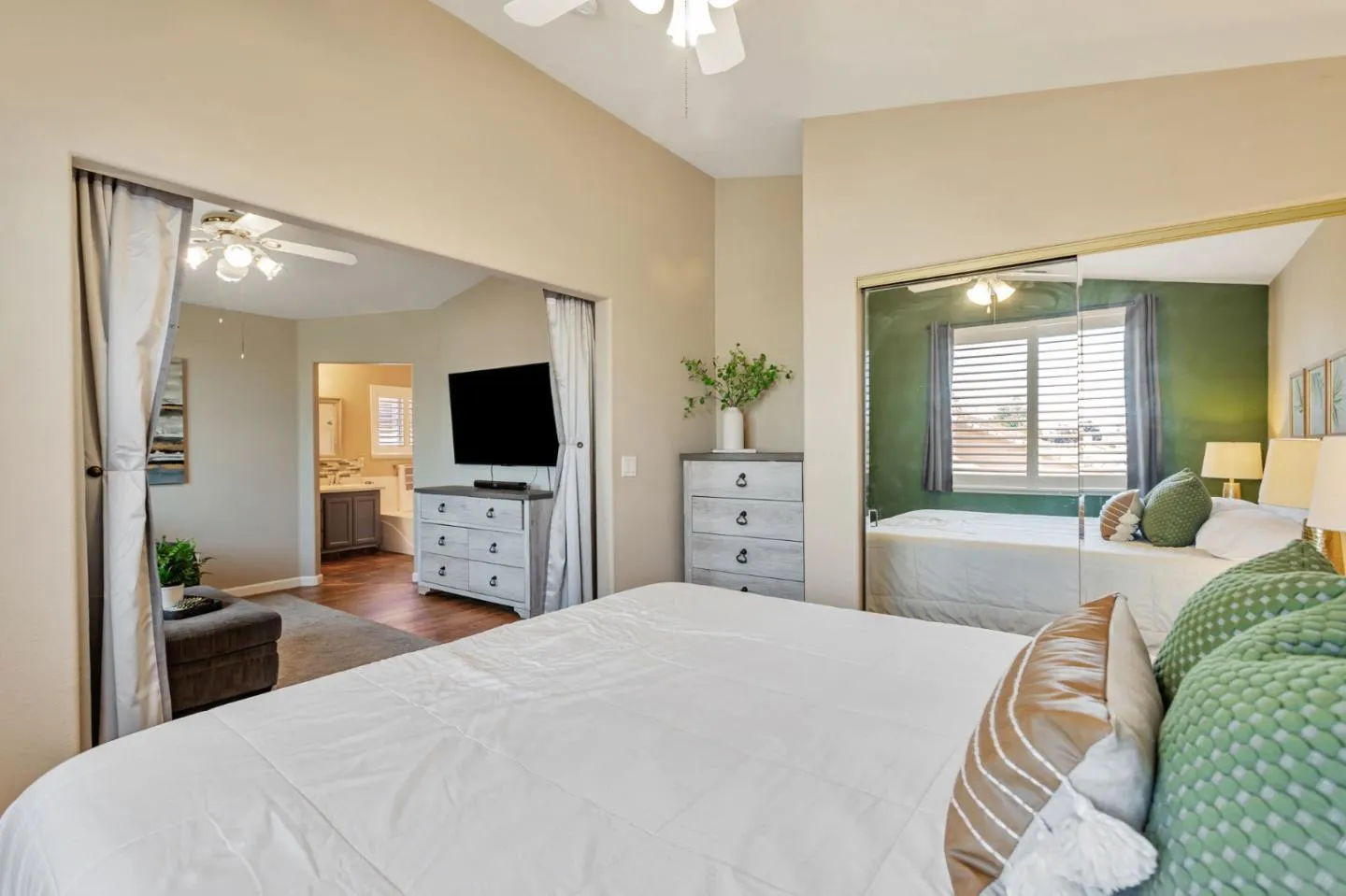 Hollister, California 95023, United States, 4 Bedrooms Bedrooms, ,3 BathroomsBathrooms,Residential,Active,207247