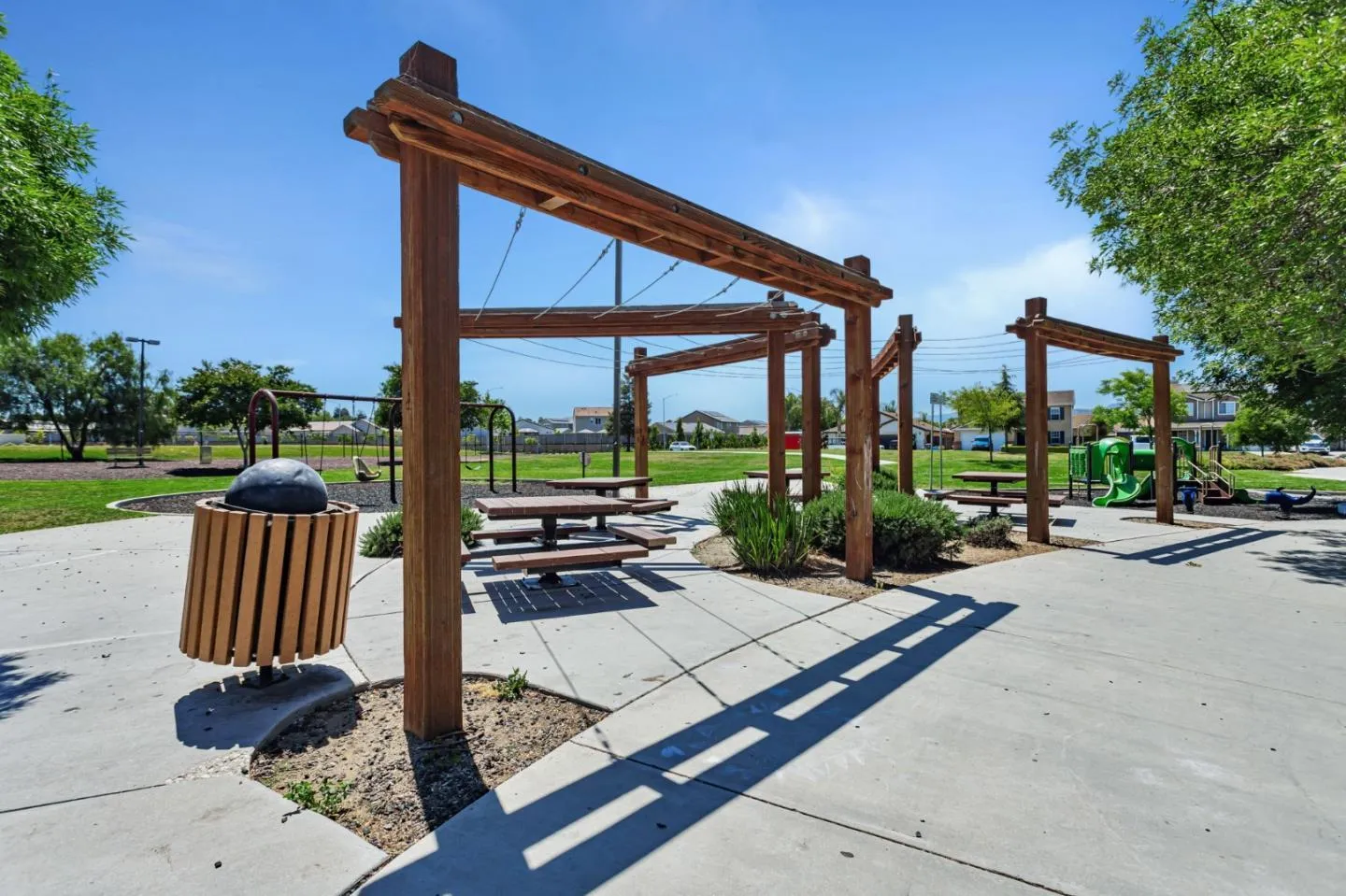 Hollister, California 95023, United States, 4 Bedrooms Bedrooms, ,3 BathroomsBathrooms,Residential,Active,207247