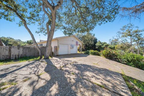 Photo of 15400 Oak Hills Drive, SALINAS, CA 93907 (MLS # ML82042577)