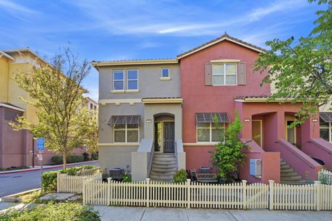Photo of 19 N Willard Ave, SAN JOSE, CA 95126 (MLS # ML82039727)