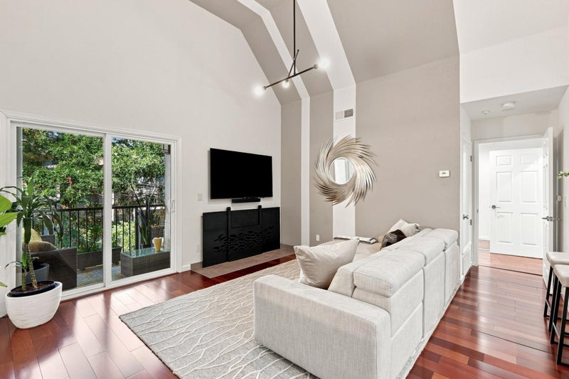 3183 Wayside Plaza 315