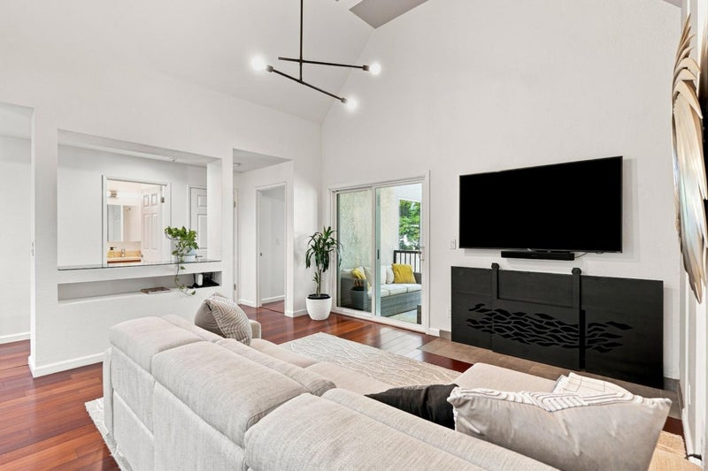 3183 Wayside Plaza 315