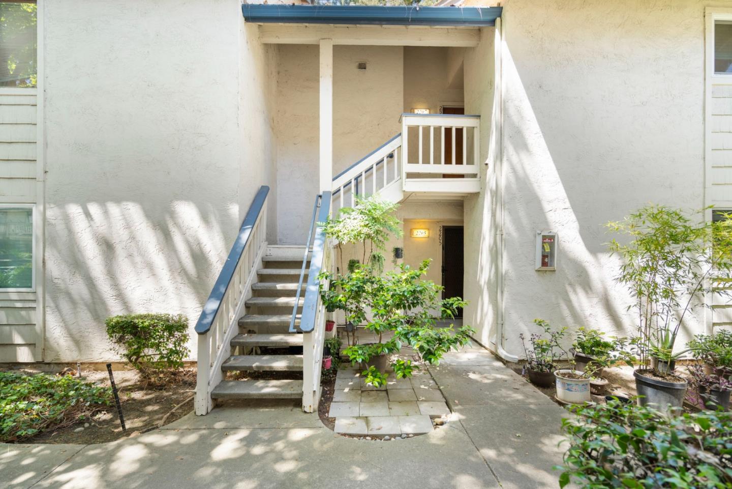 2207 Summereve Court