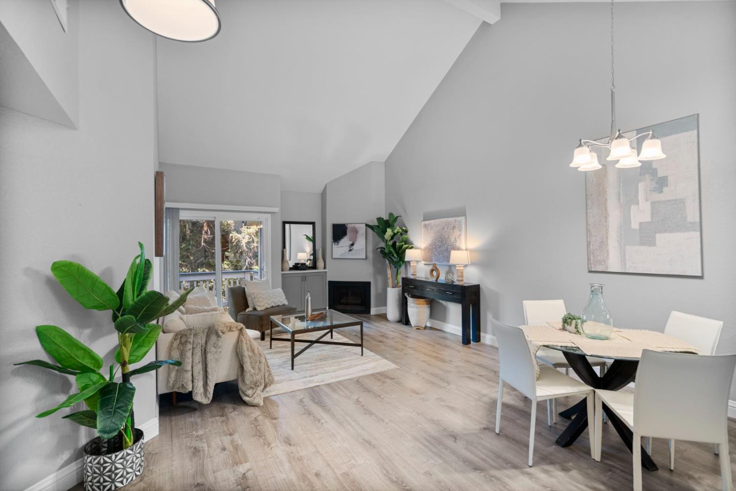 2207 Summereve Court