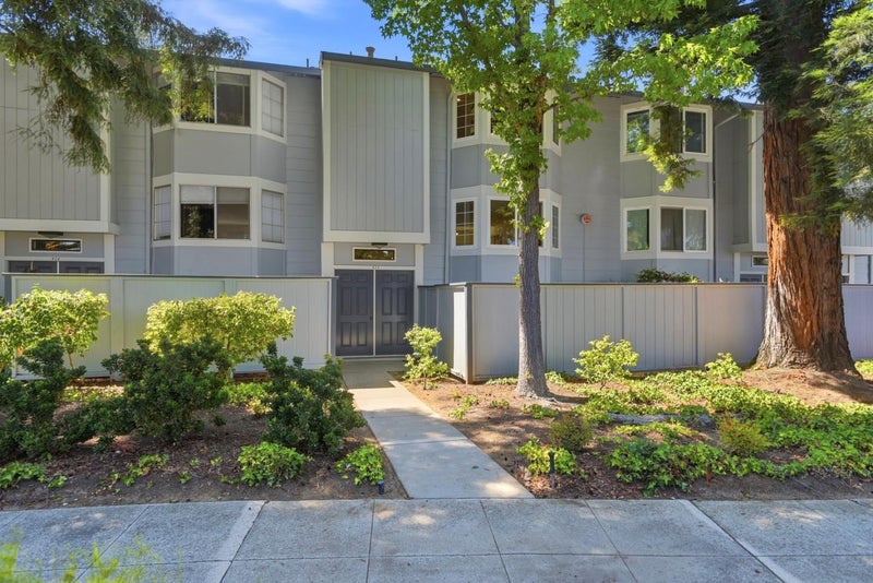 824 Bay Street
