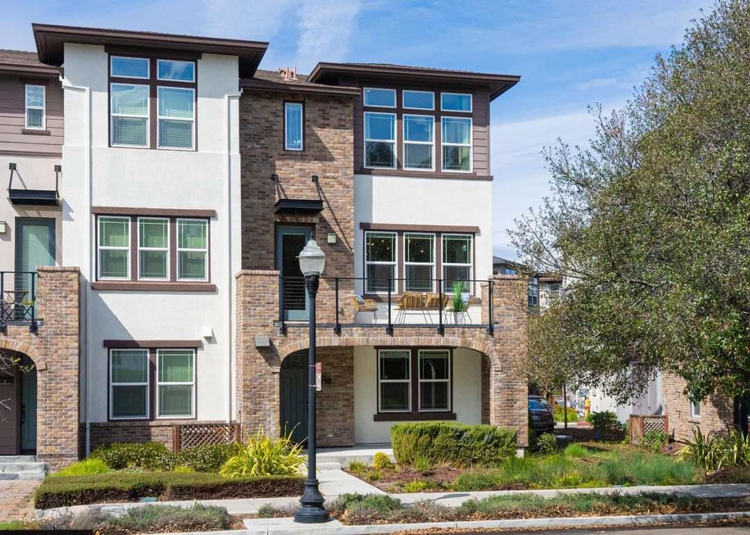 885 De Guigne Drive 5