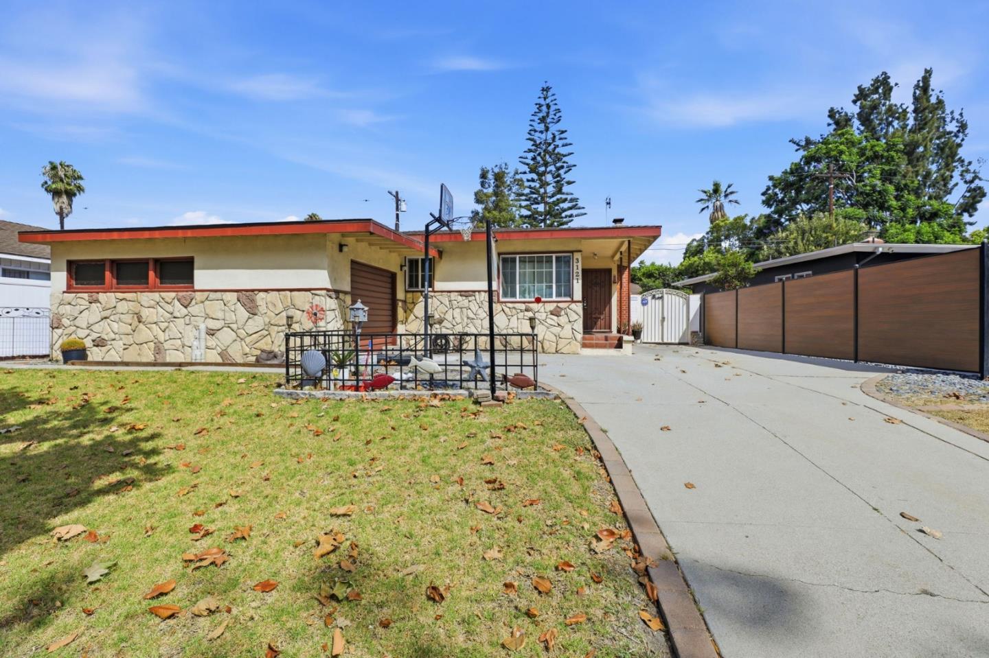 3121 North Los Coyotes Diagonal