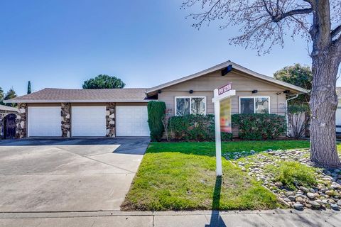 Photo of 570-572 La Conner Drive, SUNNYVALE, CA 94087 (MLS # ML82037176)