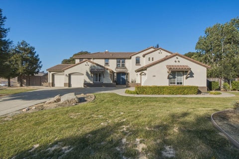 Photo of 900 Via Vaquero Norte, SAN JUAN BAUTISTA, CA 95045 (MLS # ML82058376)