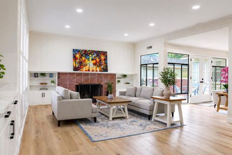 Photo of 239 Oak Street, Salinas, CA 93901 (MLS # ML82044515)