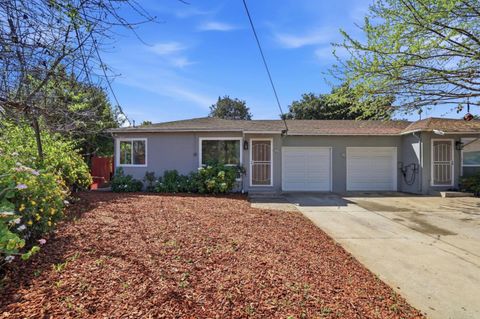 Photo of 111 Nancy Court, MOUNTAIN VIEW, CA 94041 (MLS # ML82039745)