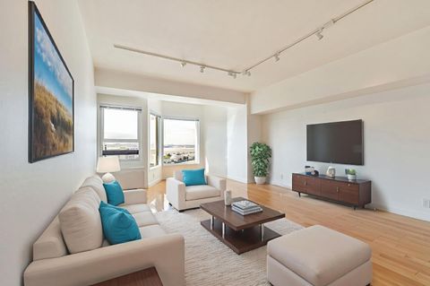 Photo of 6363 Christie Avenue #2122, EMERYVILLE, CA 94608 (MLS # ML82022942)