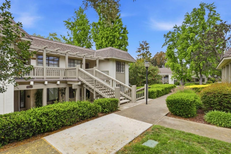 5492 Cribari Bend