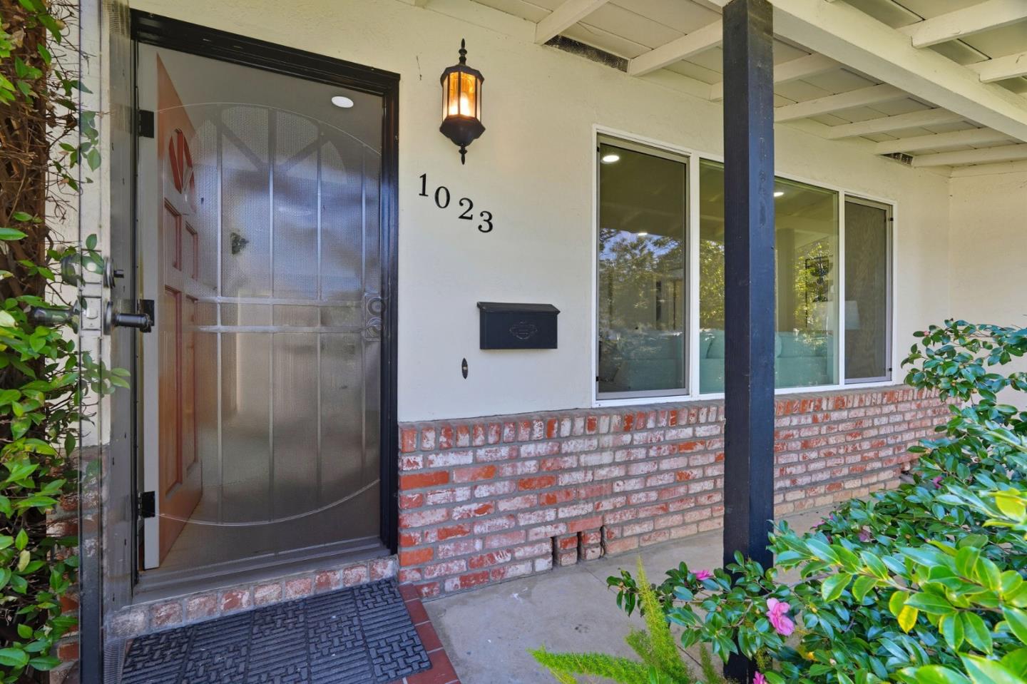 1021-1023 Golf Court