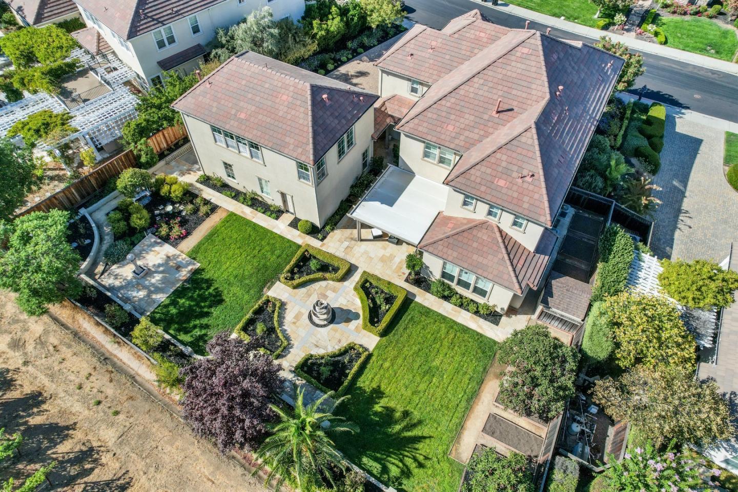 1322 Montrose Place