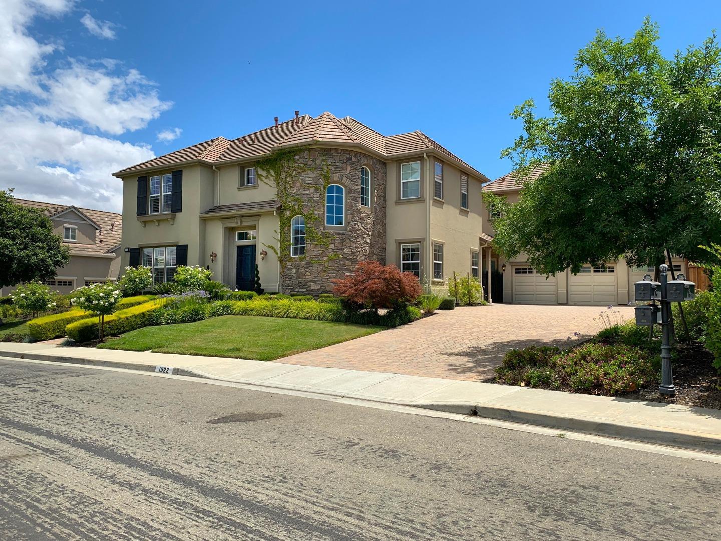 1322 Montrose Place
