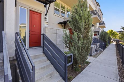 Photo of 633 Blackbury Lane, San Jose, CA 95133 (MLS # ML82048110)