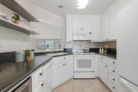 Tiny photo for 855 Mountain View Drive #4, Daly City, CA 94014 (MLS # ML82050458)