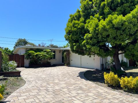 Photo of 183 Thompson Square, MOUNTAIN VIEW, CA 94043 (MLS # ML82046263)