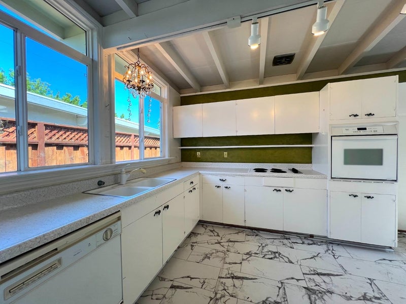 183 Thompson Square