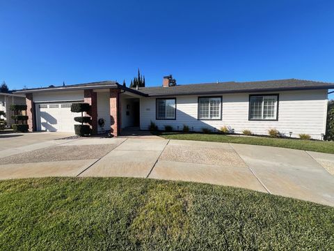 Photo of 1595 Calle De Stuarda, SAN JOSE, CA 95118 (MLS # ML82029420)