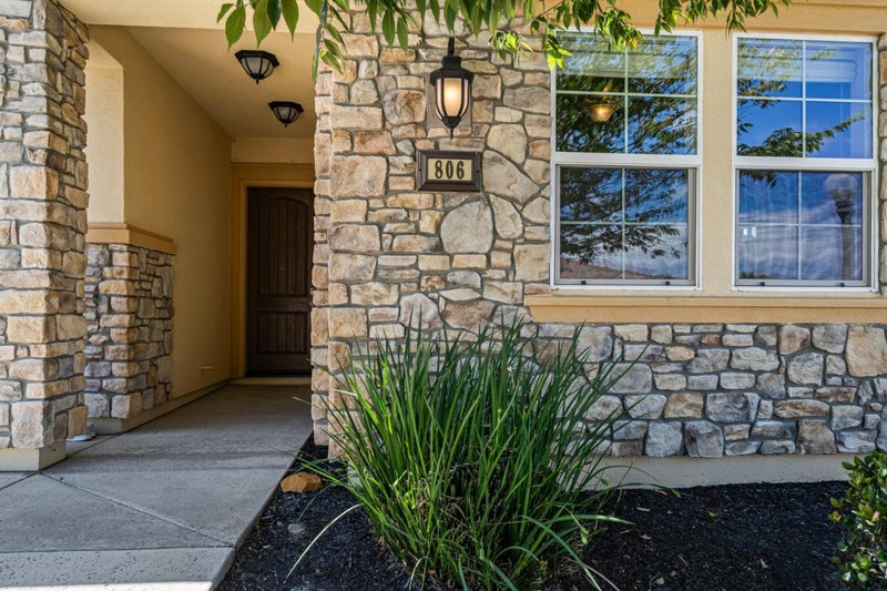 806 Fairywren Court
