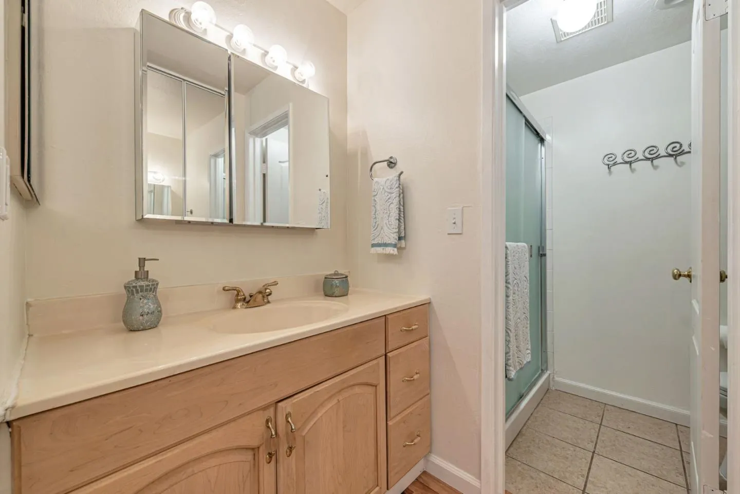 Santa Clara, California 95051, United States, 2 Bedrooms Bedrooms, ,2 BathroomsBathrooms,Residential,Contingent,194877