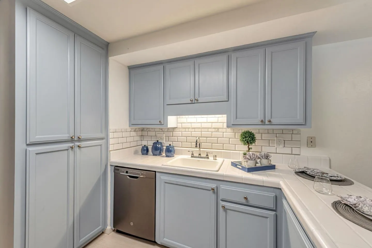 Santa Clara, California 95051, United States, 2 Bedrooms Bedrooms, ,2 BathroomsBathrooms,Residential,Contingent,194877