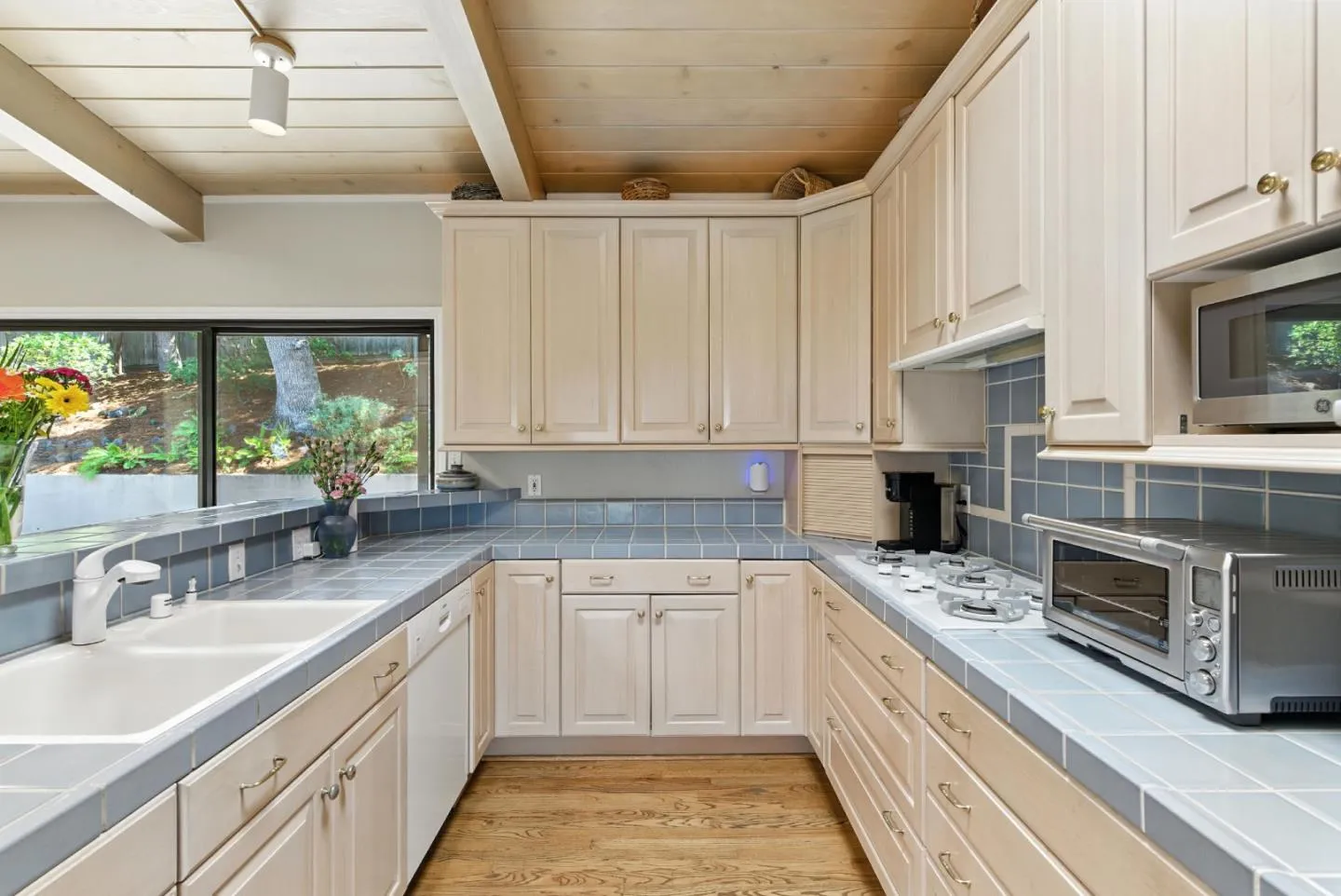 San Carlos, California 94070, United States, 4 Bedrooms Bedrooms, ,4 BathroomsBathrooms,Residential,Active,177594