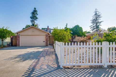 Photo of 2872 Manda Drive, SAN JOSE, CA 95124 (MLS # ML82033906)