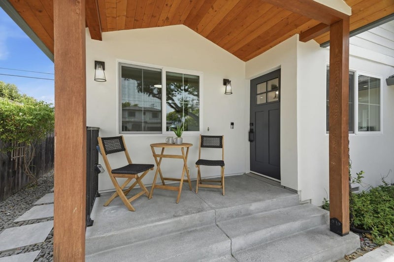 2133 Santa Cruz Avenue