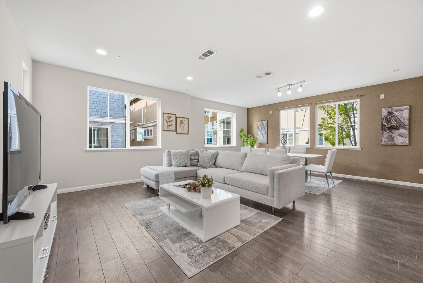 7026 North Mariposa Lane