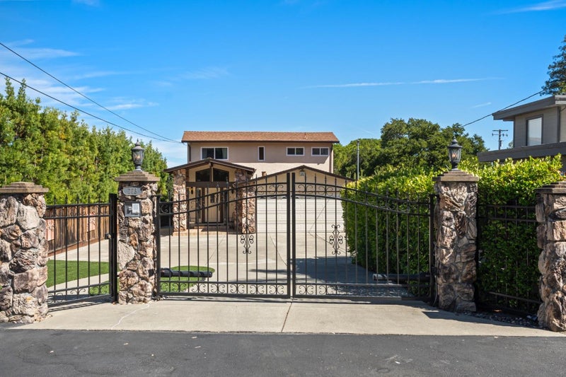 773 Lakeview Way
