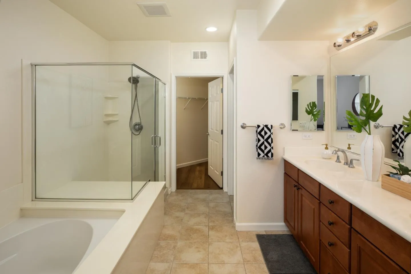 San Jose, California 95126, United States, 3 Bedrooms Bedrooms, ,2 BathroomsBathrooms,Residential,Contingent,114610