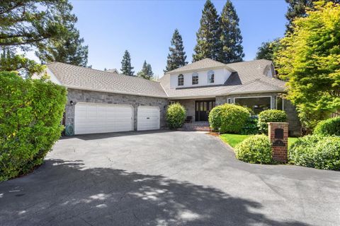 Photo of 4 Beresford Court, REDWOOD CITY, CA 94061 (MLS # ML82045519)