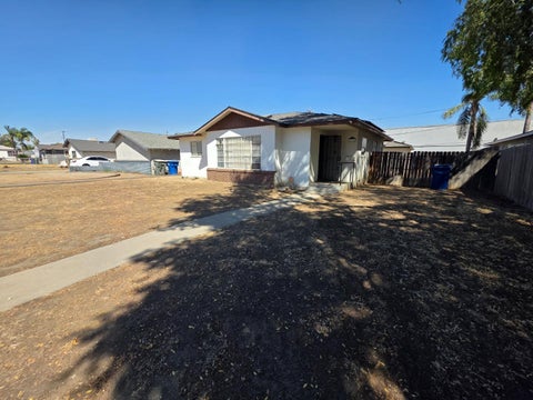 Photo of 1412 Saxon Way, BAKERSFIELD, CA 93304 (MLS # ML82061981)