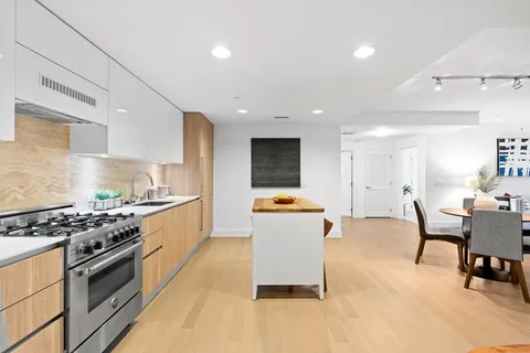 8 Buchanan Street Unit 300, San Francisco, CA 94102 - #: ML82035213