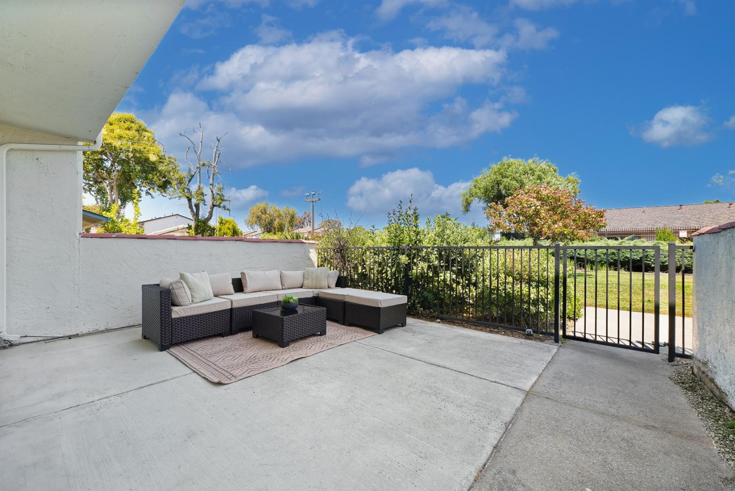 4437 Bolivar Place