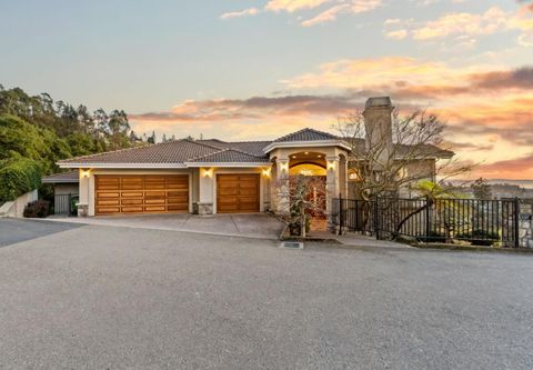 Photo of 6357 Fairlane Drive, OAKLAND, CA 94611 (MLS # ML82034062)