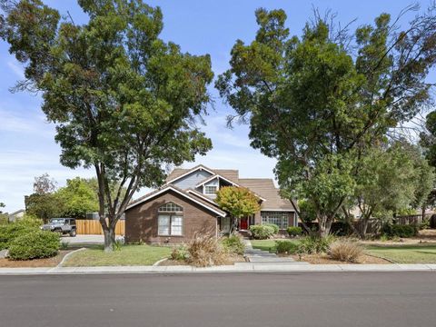 Photo of 441 Tierra Del Sol, HOLLISTER, CA 95023 (MLS # ML82023131)