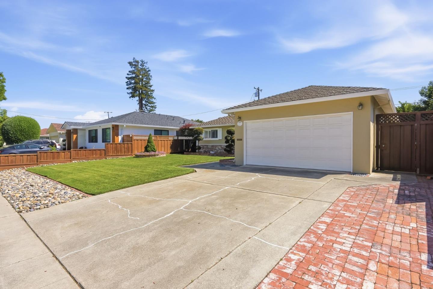 1126 West Knickerbocker Drive